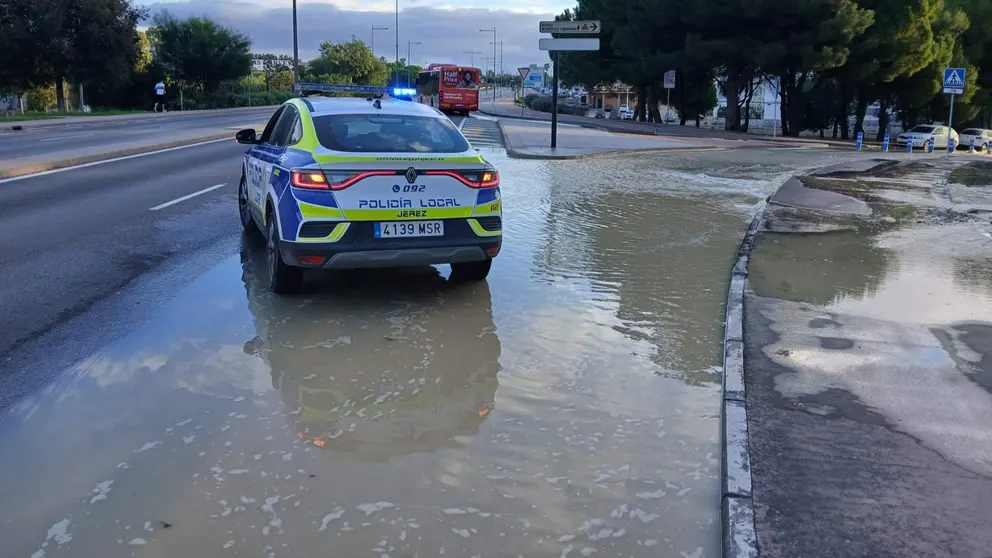 La Polic&iacute;a Local actuando por la rotura de una tuber&iacute;a en Jerez | El MIRA