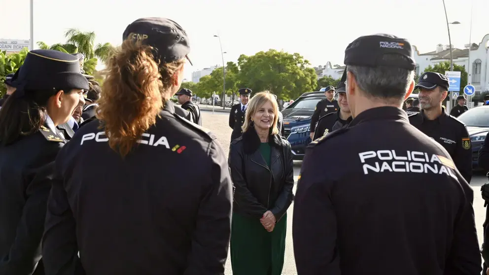 Mar&iacute;a Jos&eacute; Garc&iacute;a-Pelayo con agentes de la Polic&iacute;a Nacional
