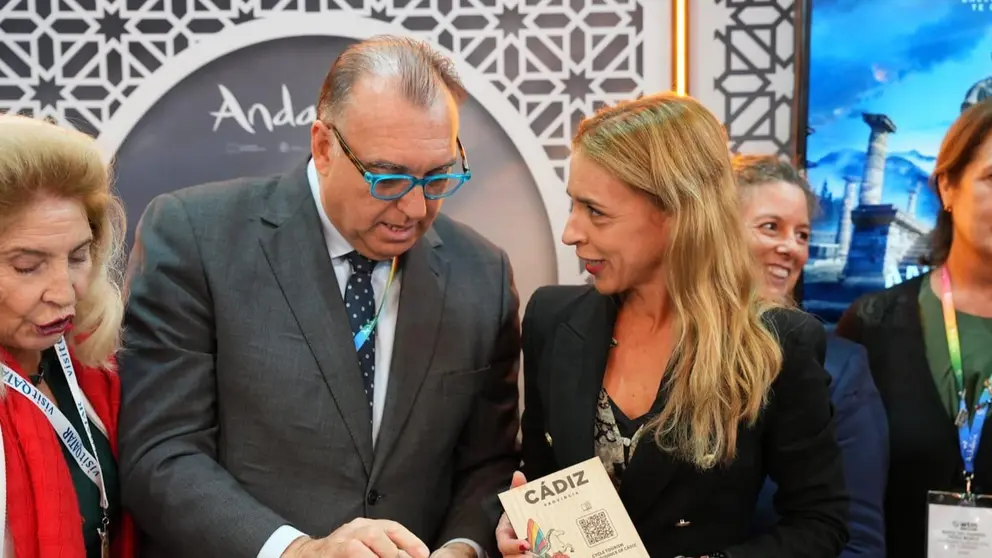 Almudena Mart&iacute;nez, junto al consejero de Turismo, Arturo Bernal