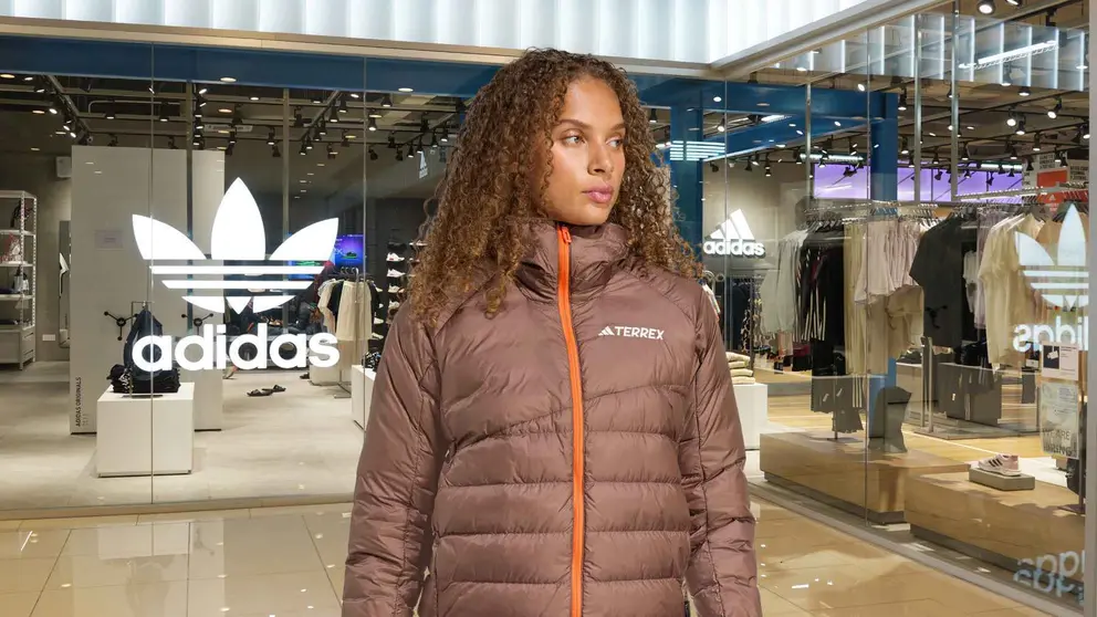 Las tres chaquetas acolchadas de Adidas con m&aacute;s estilo para llevar con vaqueros y no pasar fr&iacute;o en invierno