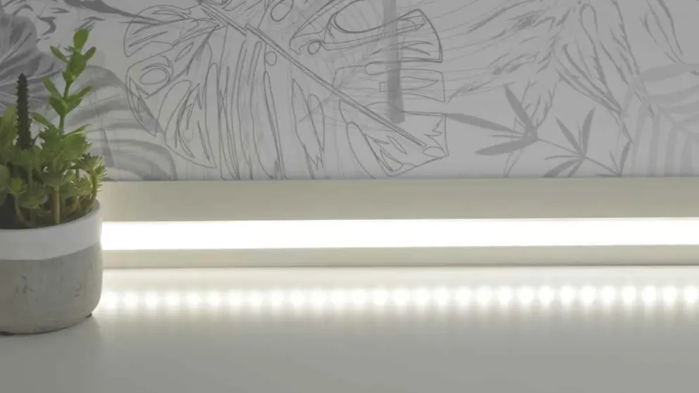 Rodapi&eacute; LED blanco de Leroy Merlin