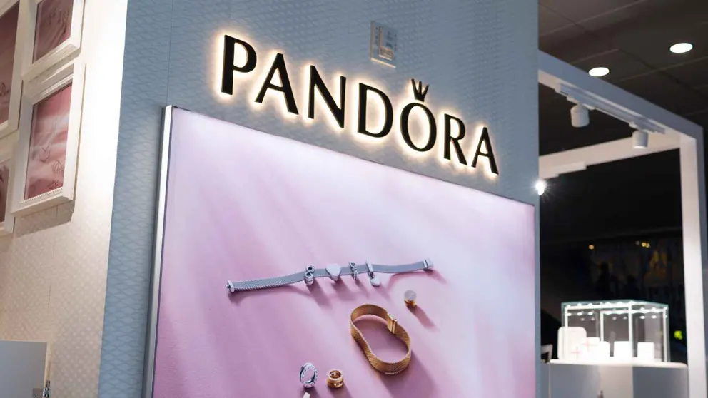 Colas en Pandora para hacerse con los pendientes de aro con perlas antes de que se agoten en Navidad