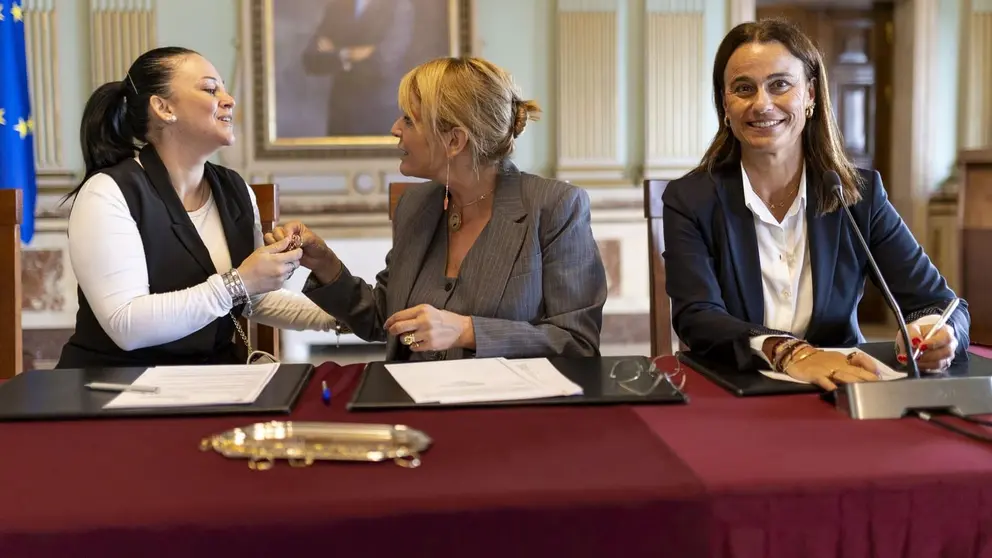 Pilar Miranda y Adela de Mora en la entraga de las llaves de las casa