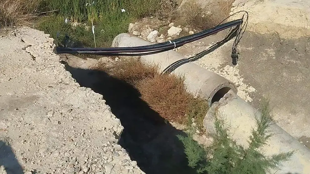 Vecinos de Nueva Jarilla denuncian el peligro del socav&oacute;n junto a la AP-4 tras m&aacute;s de un a&ntilde;o sin reparar