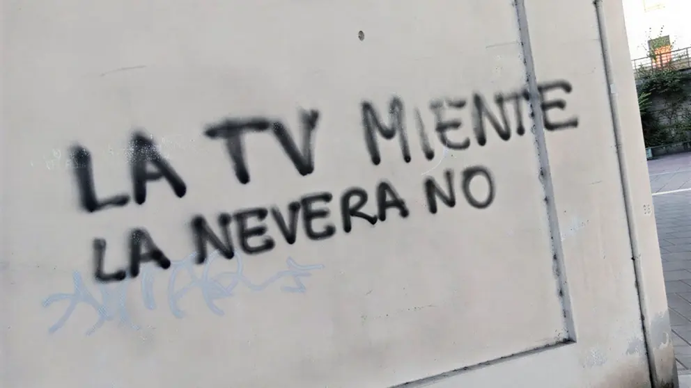 Pintada de La TV miente, la nevera no