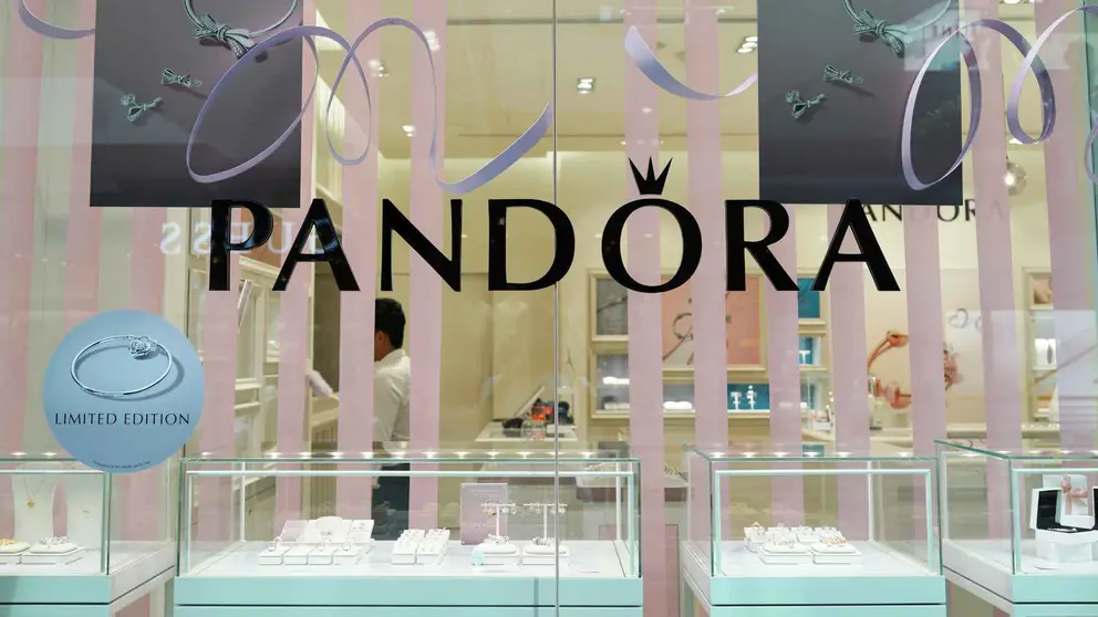 Triunfan las nuevas colecciones de joyas de Pandora pendientes y collares que se convierten en talismanes