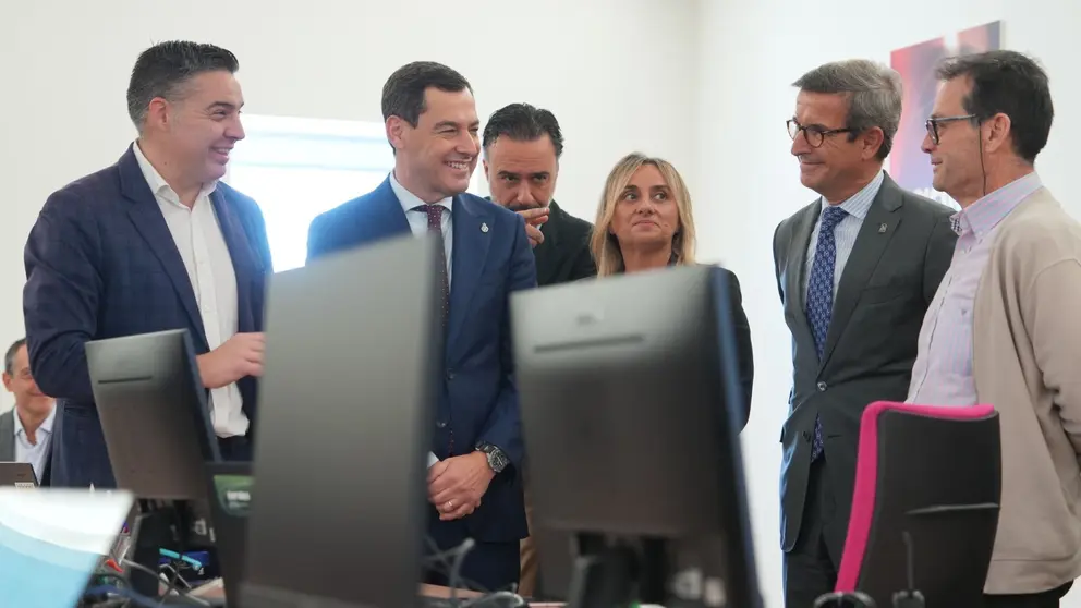 Juanma Moreno en el Centro de Inteligencia Artificial de Andaluc&iacute;a