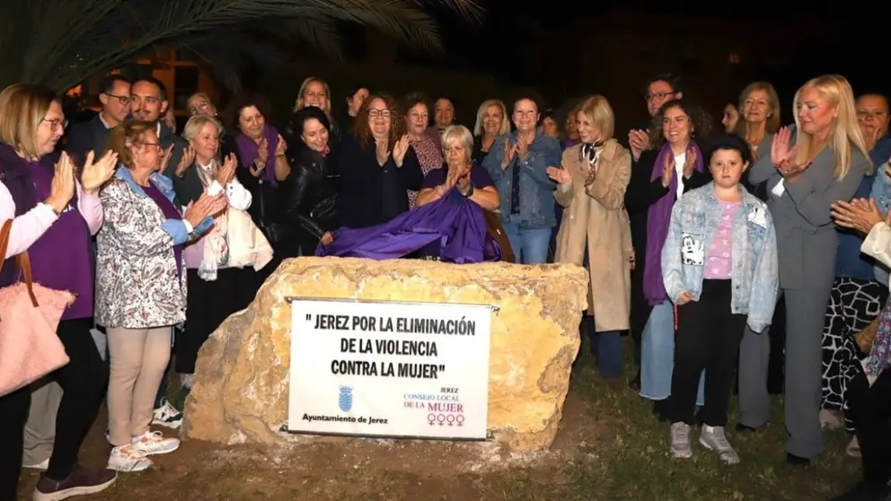 Inauguraci&oacute;n de un monolito contra la violencia machista en la rotonda del Minotauro