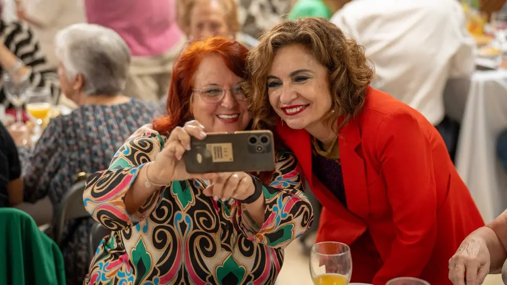 Mar&iacute;a Jes&uacute;s Montero haci&eacute;ndose un selfie