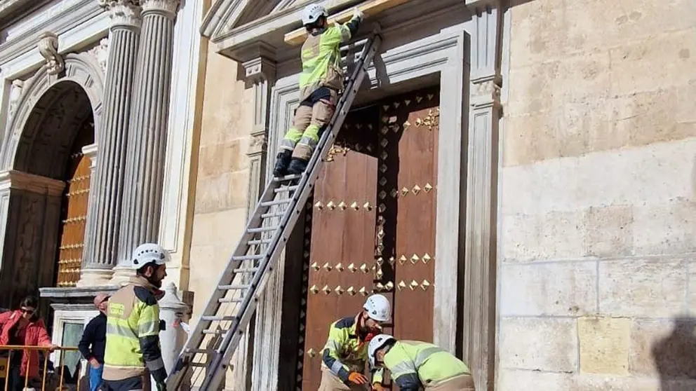 Simulacro de actuación de emergencia en la fachada del Palacio de la Real Chancillería