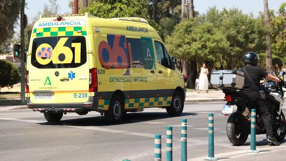 Una ambulancia circula por el centro de Sevilla