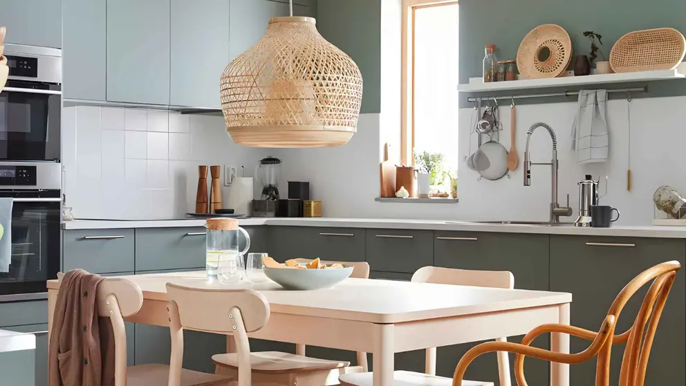 Adi&oacute;s a los salones sin estilo las 3 l&aacute;mparas de techo de rat&aacute;n y acero de Ikea para iluminar comedores