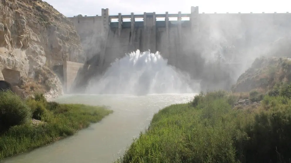 Pantano de Andaluc&iacute;a desembalsando agua
