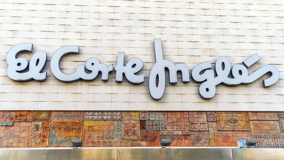 El Corte Ingl&eacute;s apuesta por los abrigos m&aacute;s elegantes de Sfera para llevar con vestidos y botas en invierno