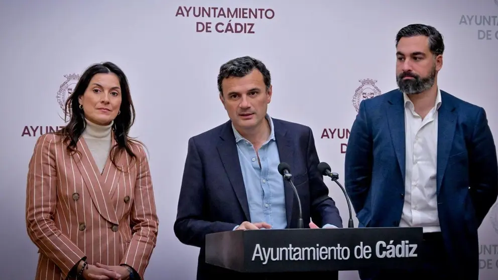 El alcalde de C&aacute;diz, Bruno Garc&iacute;a, junto a los concejales Ana Sanju&aacute;n y Carlos Lucero