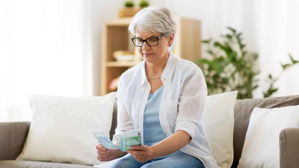 Una pensionista con dinero procedente de la Seguridad Social