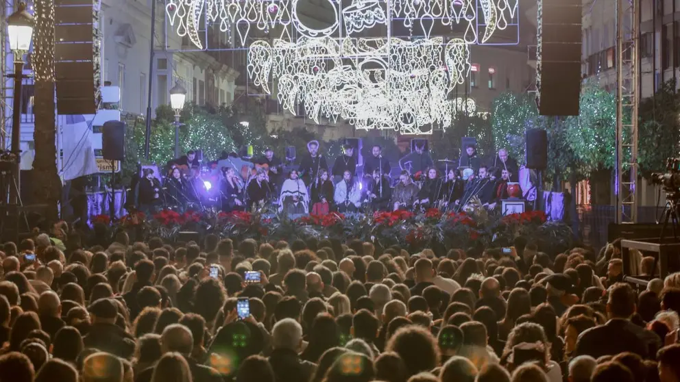 Actuaci&oacute;n de Luis de Perik&iacute;n tras el encendido del alumbrado | Cristo Garc&iacute;a