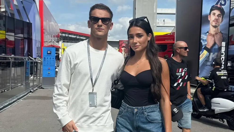 Ana Pelayo junto a Gavi