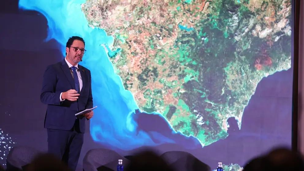 Jos&eacute; Andr&eacute;s Santos, presidente de la CEC, durante su intervenci&oacute;n