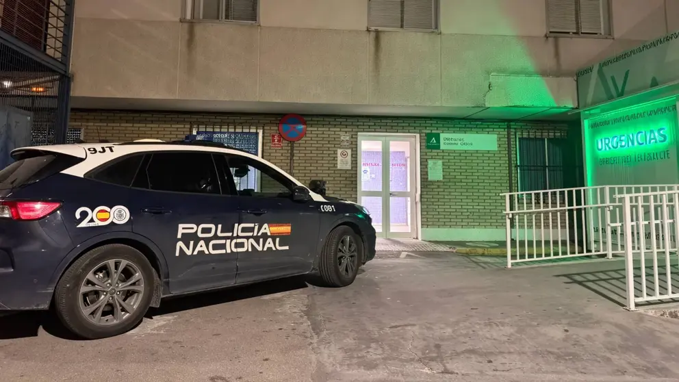 Coche de la Polic&iacute;a Nacional en el Hospital de Jerez | El MIRA