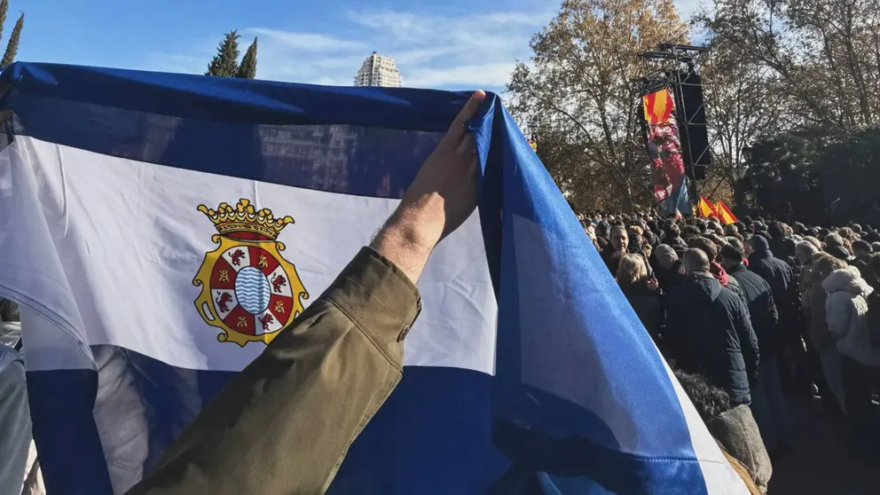 Bandera de Jerez en la manifestaci&oacute;n de Madrid contra el Gobierno de Pedro S&aacute;nchez