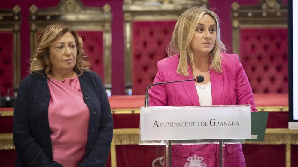 Marifr&aacute;n Carazo, alcaldesa de Granada a la derecha de la imagen