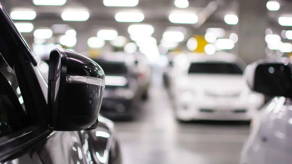 Coches en un p&aacute;rking