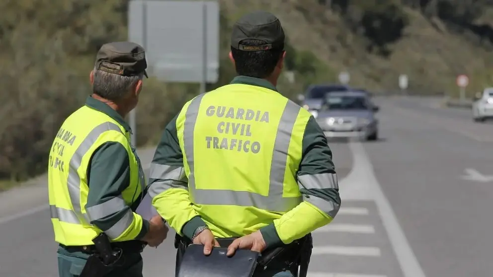 Dos guardias civiles de tr&aacute;fico, en una imagen de archivo