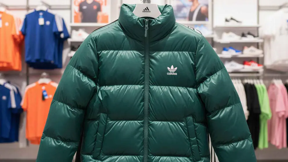 Adi&oacute;s a pasar fr&iacute;o rebajan las chaquetas acolchadas de Adidas disponibles en 6 colores