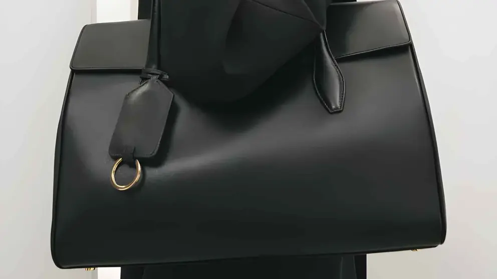 Acaban de llegar a Mango y a Massimo Dutti los nuevos maxi bolsos de piel con asas de hombro
