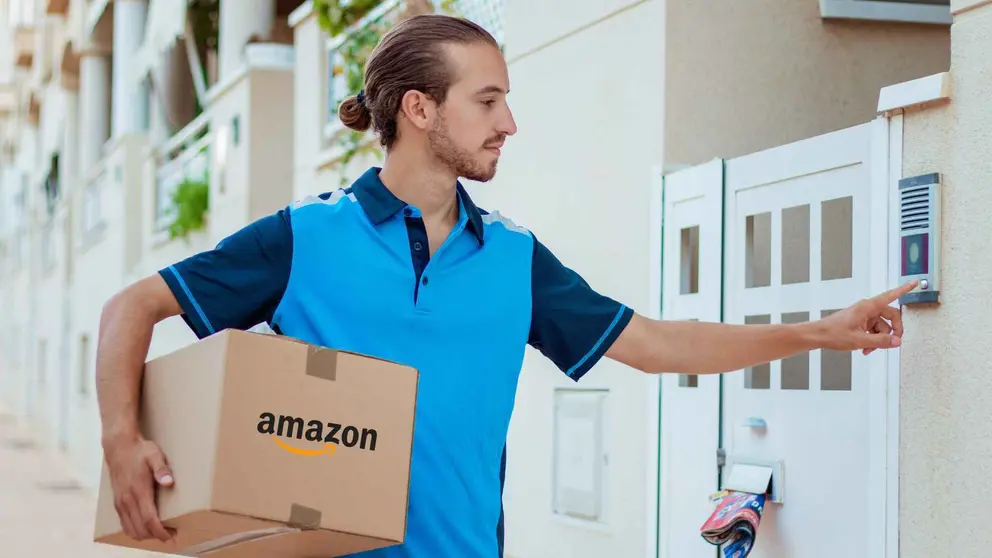 Un repartidor de Amazon entregando una compra