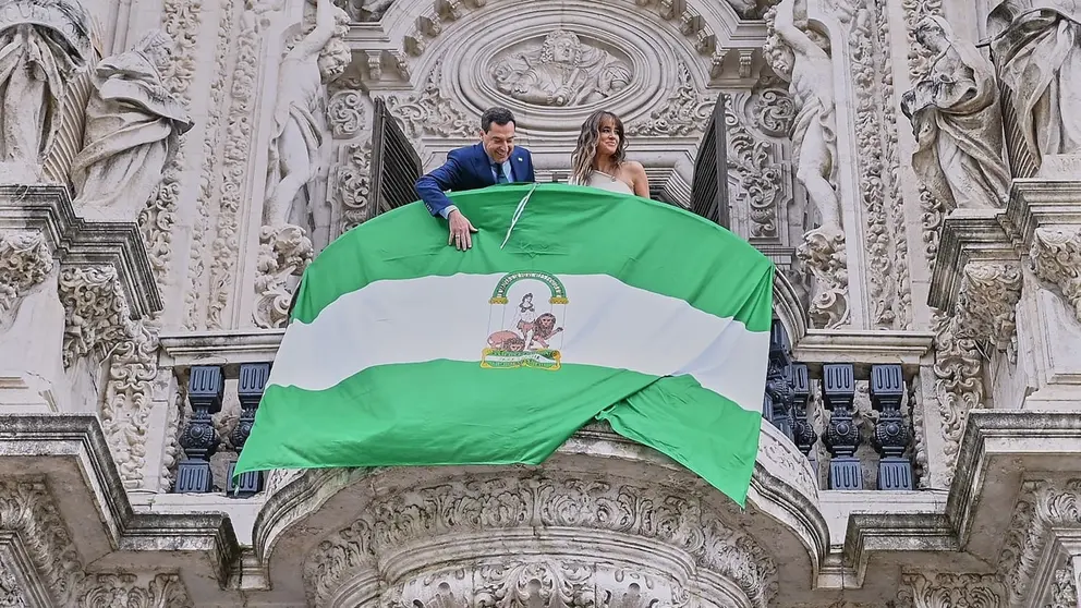 Juanma Moreno ha presidido el acto por el D&iacute;a de la Bandera de Andaluc&iacute;a junto a Isabel Jim&eacute;nez  | Salvador L&oacute;pez Medina
