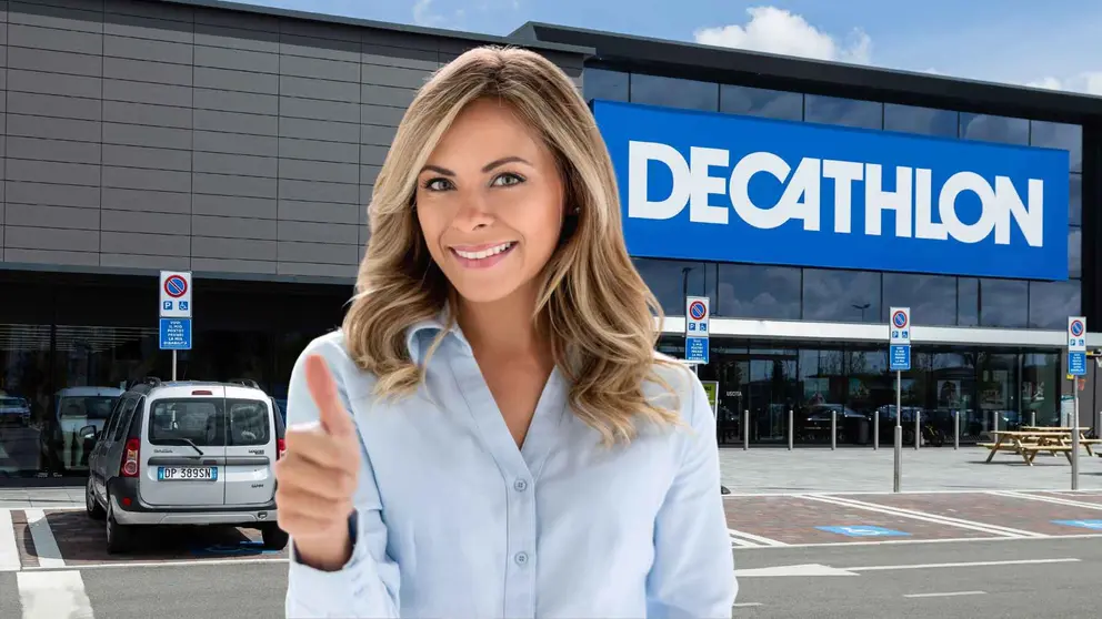 Una mujer frente a una tienda Decathlon