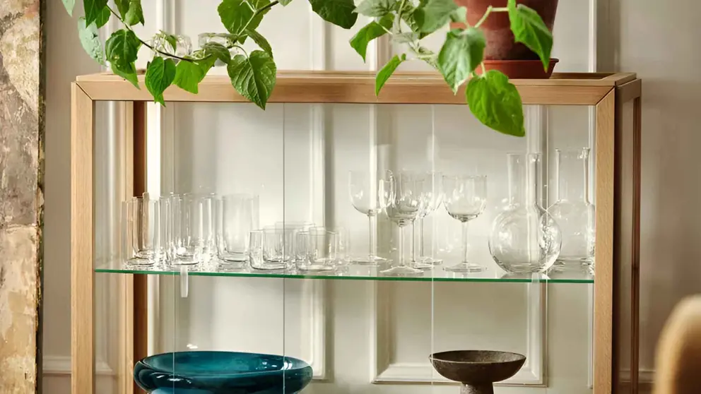 La Stockholm 2025 es bonita, atemporal y muy sofisticada es de las mejores vitrinas de Ikea