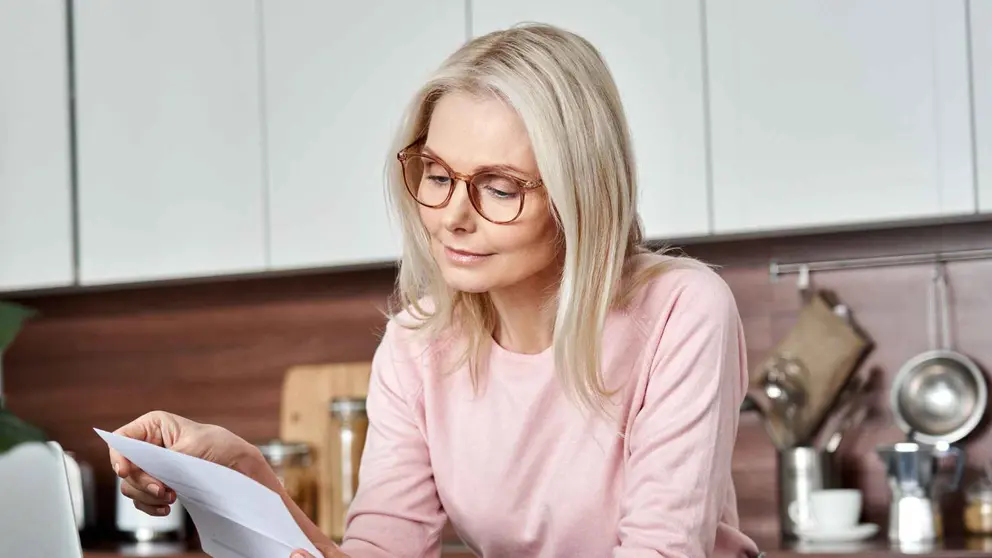 Una futura pensionista comprueba el estado de su pensi&oacute;n