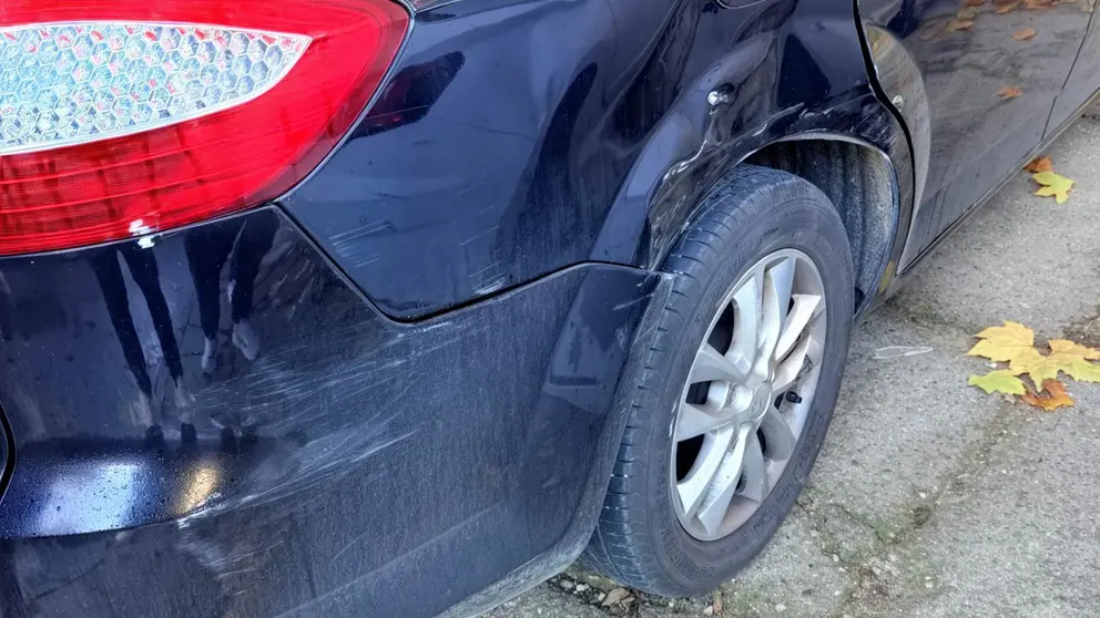Coche da&ntilde;ado en la Avenida Solidaridad