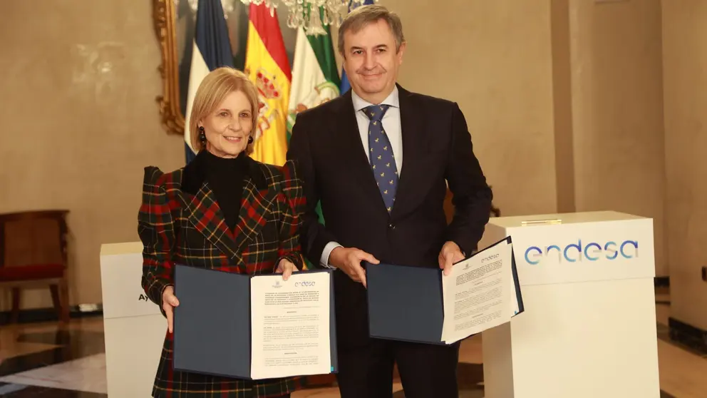Firma del convenio de colaboraci&oacute;n 'Proyecto Conf&iacute;a' entre el Ayuntamiento de Jerez y Endesa S.A | Cristo Garc&iacute;a