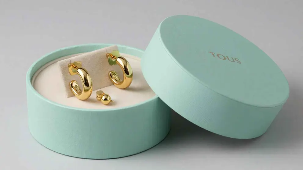 La moda de los pendientes de aro vuelve a TOUS este invierno combinados con &oacute;nix y diamantes