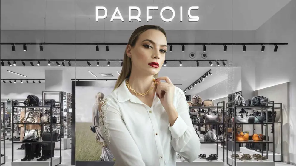 Una mujer a la moda frente a una tienda de Parfois