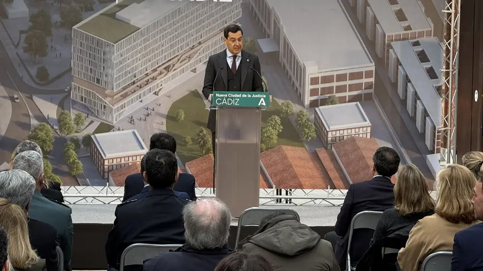 Juanma Moreno, durante su intervenci&oacute;n en el acto de colocaci&oacute;n de la primera piedra e la Ciudad de la Justicia de C&aacute;diz