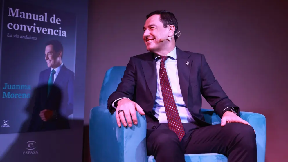 Juanma Moreno presenta su libro en C&aacute;diz | Cristo Garc&iacute;a