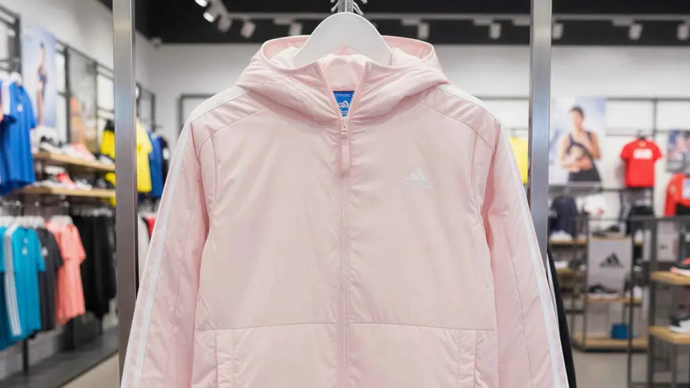 2 chaquetas acolchadas superventas de Adidas que han rebajado para disfrutar del invierno