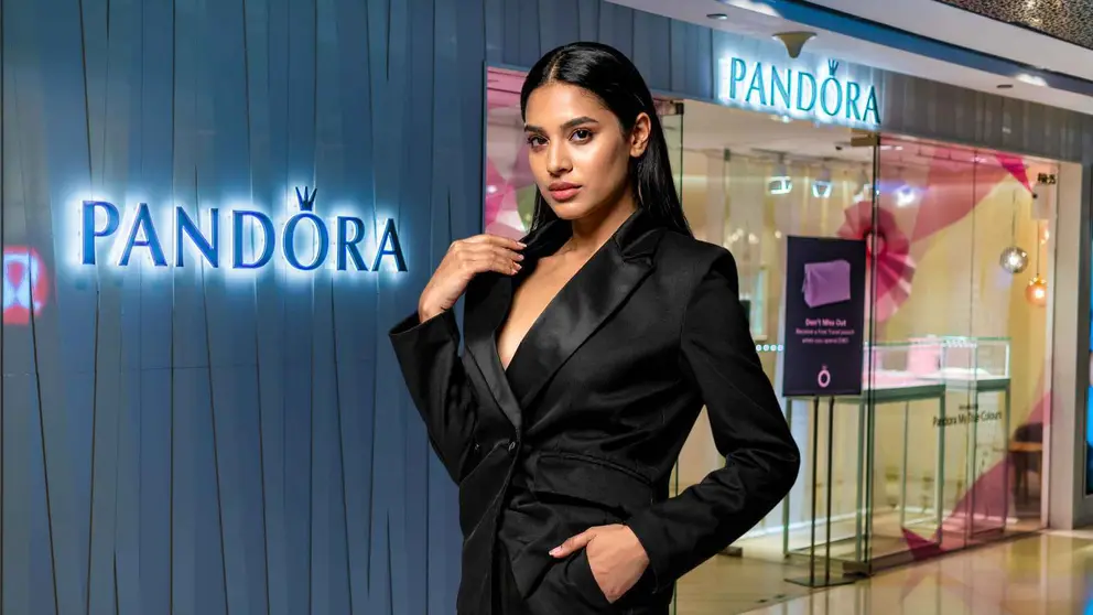 4 anillos de oro de Pandora con gemas y brillantes que llevan en sus manos las que quieren destacar su clase