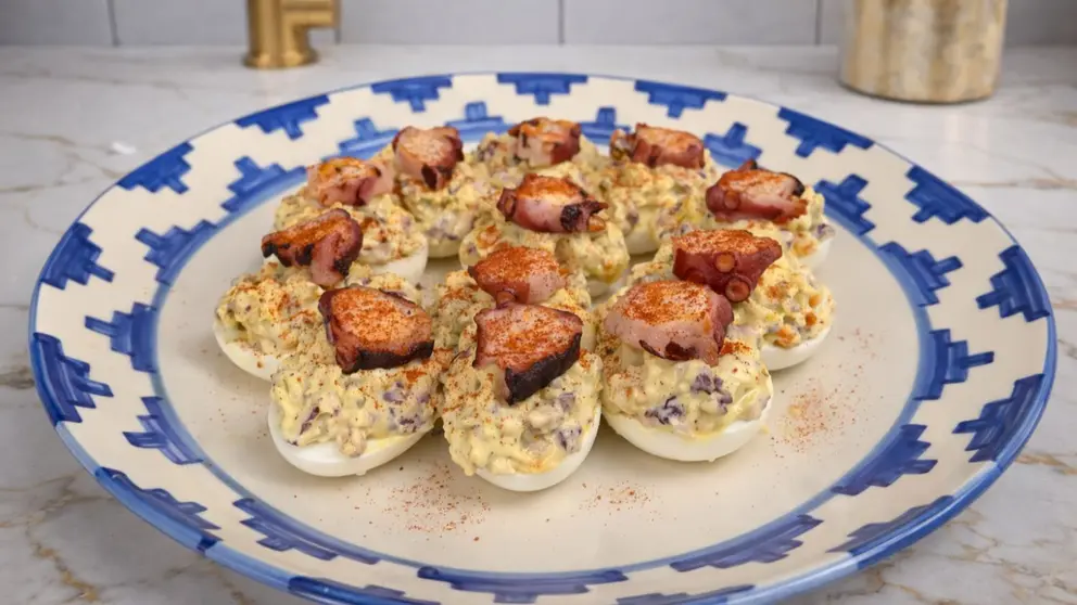 Huevos rellenos de pulpo