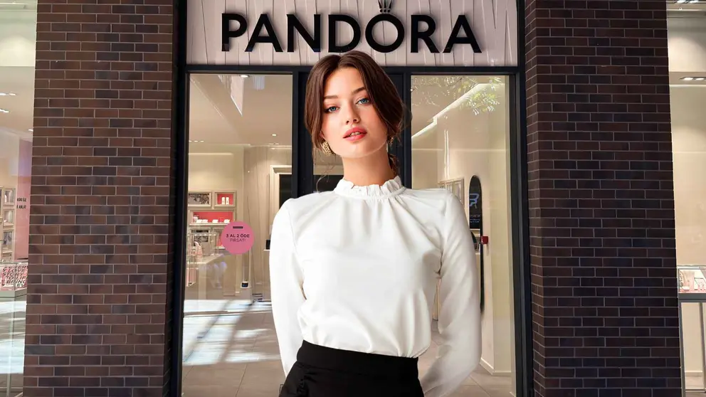 Largas colas en Pandora por sus nuevos pendientes y collares elegantes, lujosos e ideales para Nochevieja