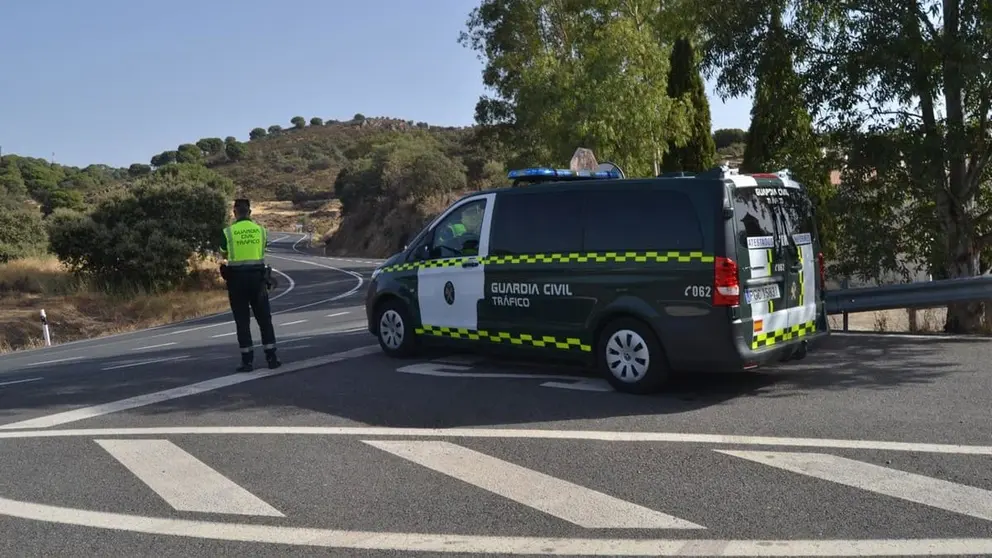 Un veh&iacute;culo de la Guardia Civil de Tr&aacute;fico