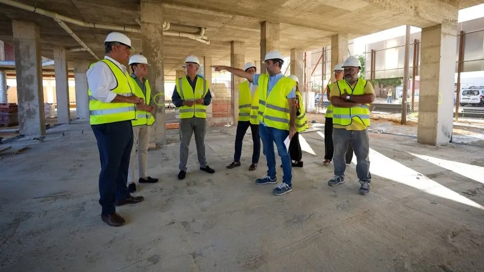 El alcalde de Sevilla, Jos&eacute; Luis Sanz, visita unas obras