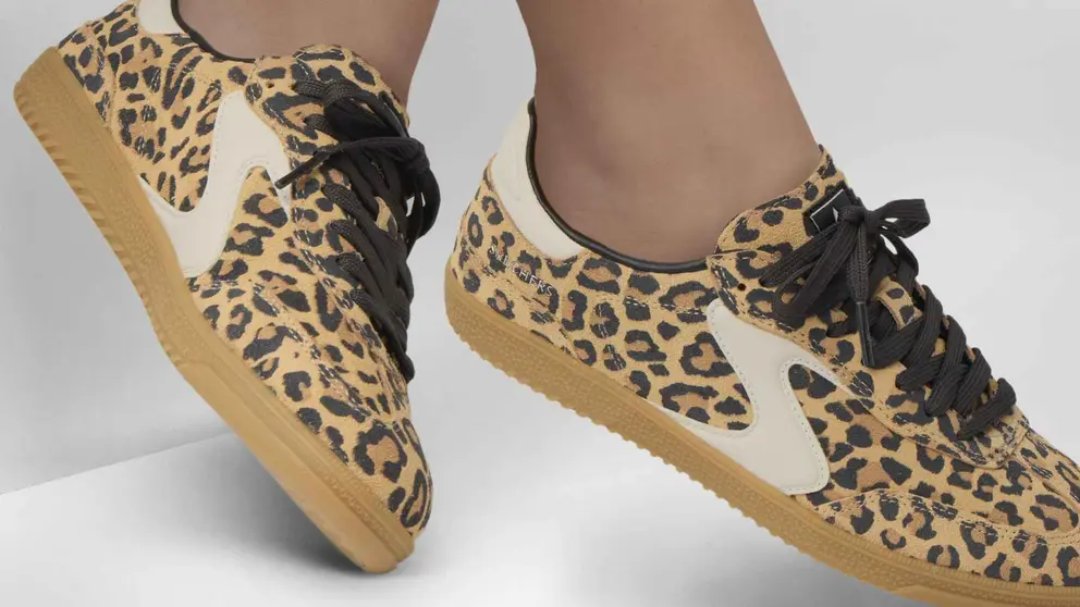 &Eacute;xito total este invierno las zapatillas con estampado animal de Skechers para llevar con vaqueros