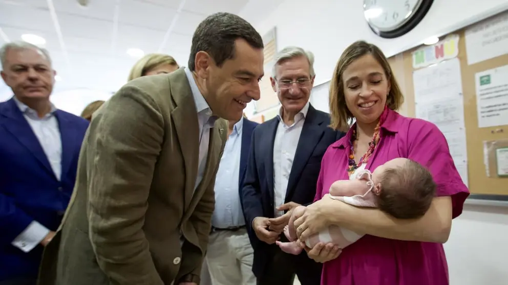 Juanma Moreno apuesta por el bienestar de las familias numerosas