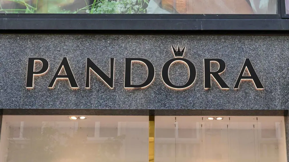 Pandora vuelve a generar colas con los pendientes con gemas que parecen de alta joyer&iacute;a